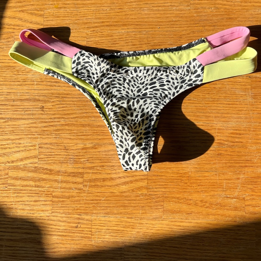 Cheeky swimsuit bottom